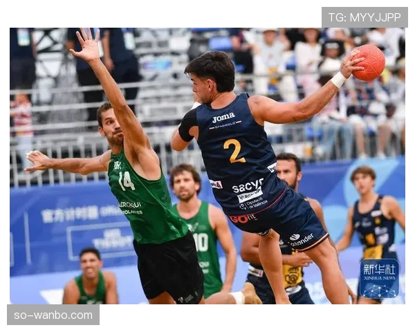 沙滩足球规则中为何允许手球却不判犯规？